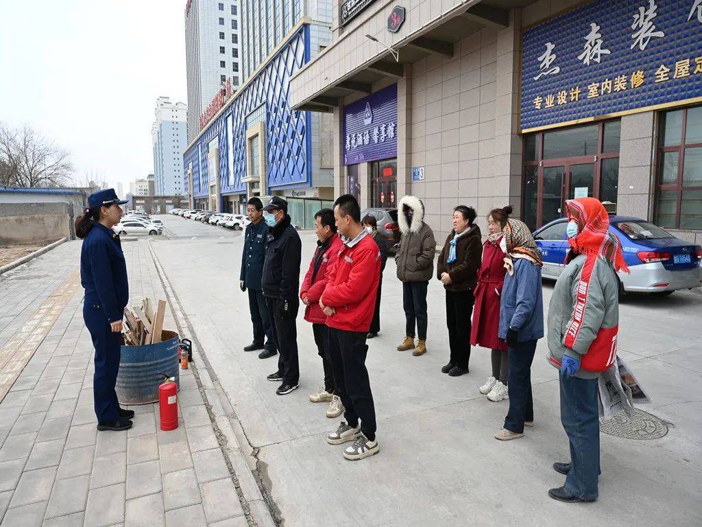 白銀市消防救援支隊白銀大隊走進建材商貿(mào)城開展消防培訓演練:裝飾建材城